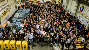 Foto_Nijmegen employees celebrate the production of the 1000th Hyster Reachstacker